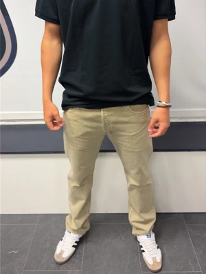 Svart piké  från Polo Ralph Lauren - Klassisk svart piké från Polo Ralph Lauren i slim fit-modell. Piken har korta ärmar och rund halsringning. Perfekt basplagg som funkar till allt och är tillverkad i mjuk bomull för skön komfort.