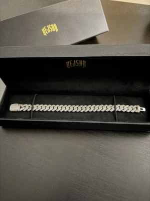 Kejsar armband  - Hej! Säljer detta riktigt feta kejsar armband med moissanite diamanter 💎 (boxen medföljer!)  Obs! Några enstaka stenar har ramlat av men annars i bra skick och det är inget som man tänker på så mycket!   Fraktar inom 24h! 🚚 📦 