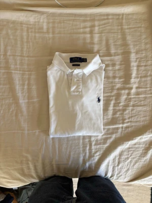 Vit piké från polo Ralph lauren - Chill piké från polo Ralph lauren. Ger en aura som ingen annan skriv dm om frågor