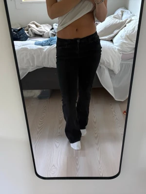 Svarta bootcut jeans - Super fina svarta bootcut jeans från Noisy may, stretchigt material!! Är 168cm!! 🥰🥰 26 i waist och 30 i längd
