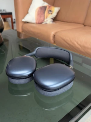 Apple Airpods Max - Säljer nu mina Airpods Max i färgen Midnight, dom är inte används många gånger då inte fått användning för dom! Det följer med skydd så dom inte repas. Laddare igår! Skriv vid frågor eller pris förslag
