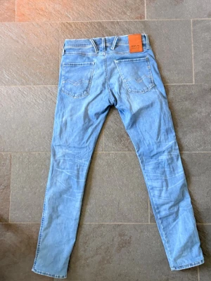 Ljusblå jeans från Replay - Nästan oanvända Replay jeans storlek 30:32 uppsydda men lätt att sprätta sömmen så är dom 30/34. Kan göra det det behövs