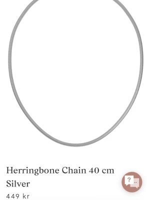 Herringbone halsband 40 cm silver - Snyggt herringbone-halsband i silverfärg från Edblad, 40 cm. Den är i nyskick, och är oöppnad. Kedjan är platt, man kan addera berlocker om man vill.💞