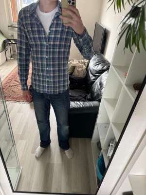 Polo Ralph Lauren skjorta - Rutig skjorta från Polo Ralph Lauren i storlek xs den var väldigt lång från början så har klippet den så den sitter bättre 