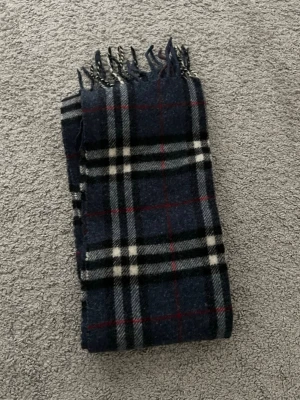 Burberry halsduk - En riktig snygg burberry halsduk som är köpt på kicknstuff för ungefär 1 och ett halvt år sedan men som dock bara används 1 enda gång så literally helt ny. Perfekt för höst och vinter! Säljer den för 1500 kr men kan gå med på priser ner till 1250 kr även lägre vid snabbt köp!!!