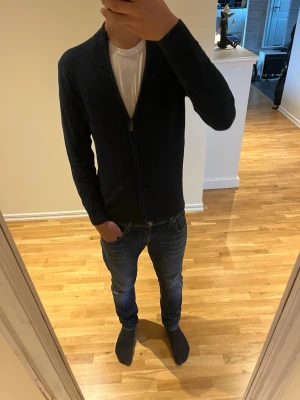 Mörkblå ziptröja i bomull - Säljer nu min sjukt snygga mörkblåa cardigan som aldrig blivit använd tag är kvar och den är i storlek 158-164 hör av er vid frågor pris kan diskuteras 