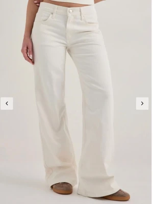 Vita Nelly loose flare jeans - Säljer mina nyinköpta Nelly loose flare jeans. Supersnygga på och använda fåtal 1-3 gånger. Originalpris 699kr.