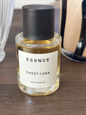 Essnce Sweet Cara - Säljer denna goda parfym från Essnce. Säljer eftersom jag redan har sol de Janeiro 62 som denna är inspirerad av🥰