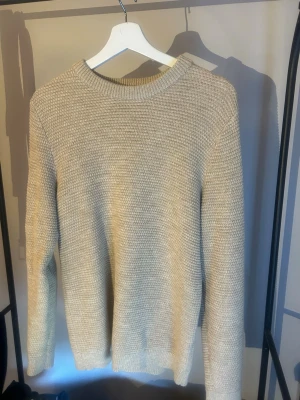Stickad tröja - En riktigt snygg tjocktröja som är perfekt att köpa nu inför hösten och sensommar! Vid funderingar är det bara att slänga iväg ett dm!