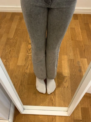 Gråa utsvängda jeans Blue Ridge - Säljer ett par gråa flare jeans från Blue Ridge med utsvängda ben. 