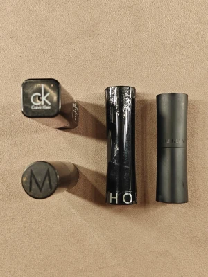 Korallfärgat läppstift från Giorgio Armani - Läppstift från Giorgio Armani, Calvin Klein, Sephora och Mac i olika färger. Använda men är i bra skicks. 