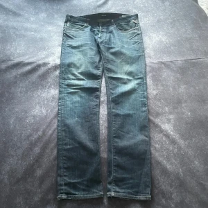 Blå Replay vintagejeans för herrar i storlek W36 L36 med whiskered-effekt - Blå Replay-vintagejeans med tydlig whiskered-slitage. Bekväm passform och snygg vintage-look.  Mått 📏 Midja: 49 cm Benslut: 19 cm Lår: 33 cm Totallängd: 115 cm Måtten finns även på bilderna  Skickas inom ett dygn Spara på priset och frakten genom att sätta ihop ett paket Mer information finns på min profil  13-434
