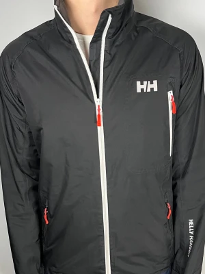 Helly Hansen vindjacka - 👕 Plagg: Vindjacka                                                                  📏 Storlek: S                                                                🏷️ Märke/Modell: Helly Hansen                                           ✨ Skick: Fint skick                                                      💬 Vid frågor är det bara att skriva!                                                                                          🛍️ Gramenti
