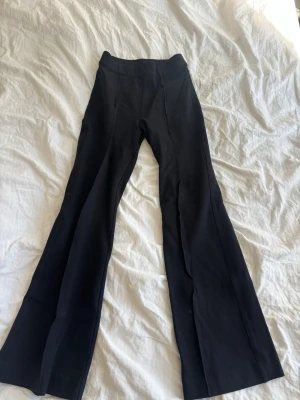Kostymbyxor  - Kostymbyxor från Spanx. Passar någon som är mellan 165-170 cm lång. Nypris 1699 kr. Kom gärna med pris förslag. 