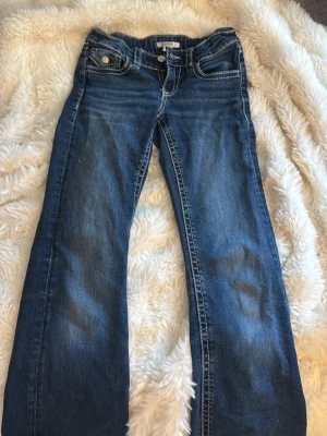 Blå bootcut jeans  - Jeansen har tryck på bak fickorna, men det kommer förmodligen gå bort i tvätten🥰 annars så är det bra att vara medveten om att det kan finnas kvar. Jag har ritats det själv;)
