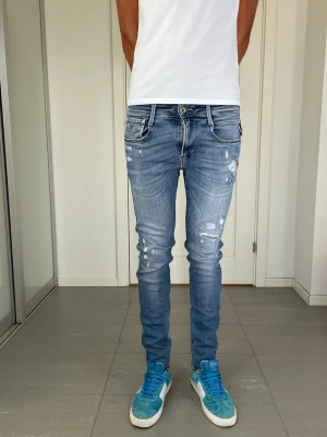 Replay Anbass Jeans  - Säljer nu dessa Replay Anbass Jeans i den mycket populära modellen Aged 05 Years, W29 o L30 med mått ca 37 o 102 cm. moddelen är 183 och väger 68 kg. Skriv för fler bilder/frågor🙌🏼