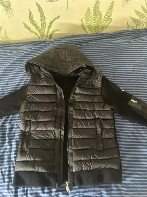  Moncler cardigan  - Helt ny moncler cardigan, med ncf och alla tags. Den passar storlek S, för fet till vintern ❄️🥶🧥