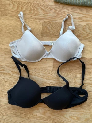 2 pack bh - 2 st bh:ar från olika märken. Vita är i storlek 70B, tror svarta är detsamma🦋