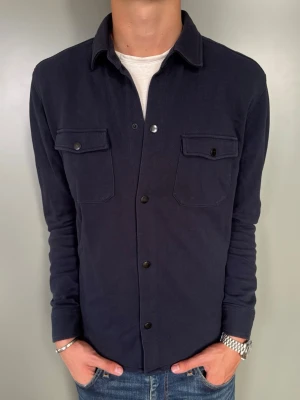 Blå Overshirt - Strl - L | Skick - 10/10 | Nypris - ca 1500kr | Vid minsta lilla fundering är det bara att höra av sig!
