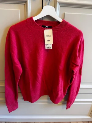 Beautifulw pink 100% premium lambswool sweater from UNIQLO 💗 - Beautifulw pink, 11 Pink, 100% premium lambswool sweater from UNIQLO. 💗 A gorgeous statement knit in a vibrant raspberry pink, perfect for adding some colour to your autumn/winter wardrobe. Made from soft, warm premium lambswool with a classic crew neck and a relaxed, timeless fit.  Original retail price 1099 kr