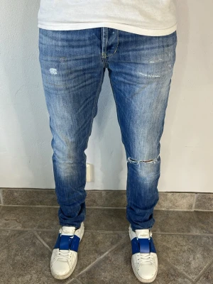 Dondup George Jeans - CONDITION — 9/10 Excellent condition.  Light signs of wear.     SIZE — 34 Model is 170 cm, 67kg  MEASUREMENTS (CM) (Please refer to the last photo for measurement guide)  A — 40 cm  B — 103 cm  C — 16 cm