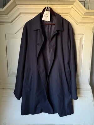 Loro Piana ”The Gift Of Kings” trenchcoat - Loro Piana The Gift of Kings® 12 Micron Rain System® trench coat i svart. Nypris är på ca 133 000kr och har sålts second hand på nätet för 70 000kr. All info finns vid seriöst intresse, tar byten mot klockor eller mot kläder av samma rang.            Mvh, Allan