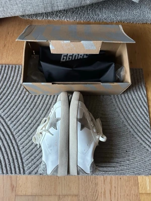 Golden Goose sneakers dam - Tja, Skulle hjälpa min tjej att rensa hennes sko kollektion, Då har hon dessa GGDB skor i storlek 39 som hon köpt via vinted själv för ett tag sen men blev försmå för snabbt!! Fraktar super snabbt och pris kan diskuteras!!