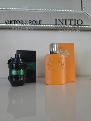 Spicebomb och Parfums de Marly parfym - Säljer Viktor & Rolf Spicebomb Night Vision EDP 90 ml och Parfums de Marly Perseus 125 ml. Båda kommer med originalkartong och är i mycket fint skick. Perseus har ca 121/125 ml kvar och är från första batchen 2024. Fräsch, citrusdriven doft perfekt för vår och sommar. Spicebomb Night Vision är endast testsprejad och i princip helt full. Kryddig, aromatisk doft som passar perfekt kvällstid och i svalare väder. Säljs separat eller tillsammans, paketpris kan diskuteras.