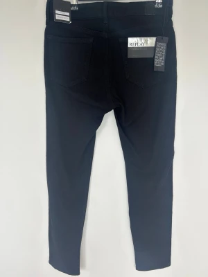 HELT  NYA Replay Jeans - Säljer just nu dessa HELT NYA Replay Jeans🙌🏻Storlek: 31/28. Längd= 100 cm | Midja= 38 | Skriv för fler frågor eller funderingar!