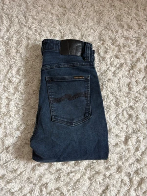 Nudie jeans  - Ett par stiliga jeans från nudie i storlek 29/30. Jenas är mycket bra skick . Skriv vid frågor.