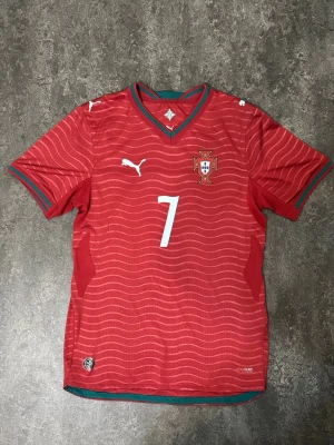 Portugal Home Tröja vm-26 - Snygg Portugal fotbollströja med Ronaldo #7  Jag har använt tröjan ungefär fem gånger och är fortfarande som ny. Inga fläckar och inga skador.  Pris: 400 kr – tycker det är ett bra och rimligt pris för tröjan. Priset kan diskuteras vid snabb affär.  Skickas snabbt och packas ordentligt.