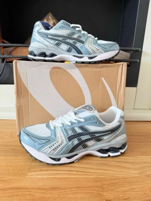 Asics gel kayano 14 - Säljer nu ett par helt nya asics gel kayano 14 i strl 36 och färgen white/fjord grey. Perfekt sko året runt! Bara att skriva ett DM vid intresse:)