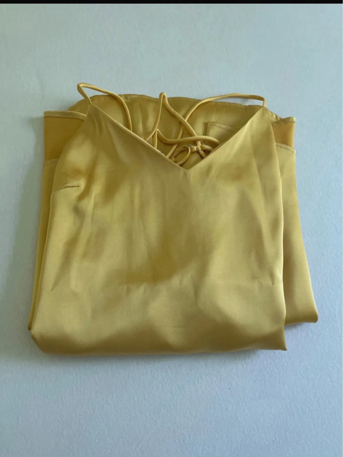 Gul långklänning i satin - 1