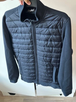 Jättefin dressmann cardigan L - Supersnygg populär och trendig dressmann cardigan i storlek L. Grym passform och perfekt nu till hösten i jättefint skick! Sjukt snygg