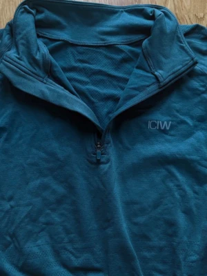 ICIW Define Cropped 1/4 Zip - - Halv dragkedja på framsidan  - Lätt krage  - Långärmad - Testad men aldrig använd   Storlek: S