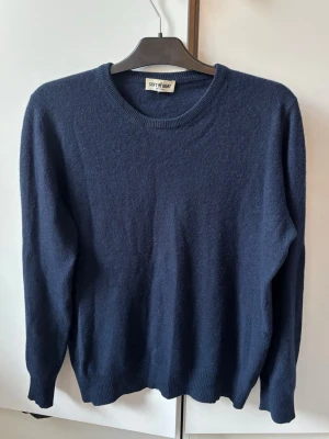 100% Kashmir soft goat tröja M - Ursnygg populär och eftertraktad soft goat 100% Kashmir tröja av högsta kvalité i storlek M. Inga hål eller fläckar i superfint skick! Grym passform och perfekt nu till vintern!