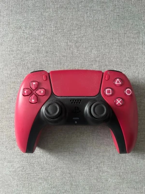 Vin Röd PlayStation 5 DualSense handkontroll - Snygg röd och svart DualSense handkontroll till PS5. Ergonomisk design med två analoga spakar, touchpad och klassiska PlayStation-knappar. Tillverkad i plast med matt finish och detaljer i svart. Perfekt för gaming och långa spelsessioner.