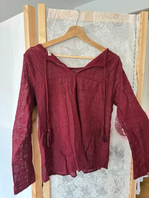 Röd topp med knytning bak - Spetstopp från Hollister med supersöta snören att knyta i ryggen ❣️