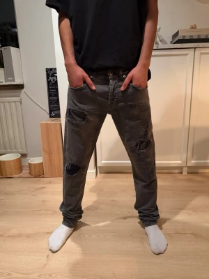 Dondup George  - Dondup jeans george storlek 33 ny pris 4000 original slitningar från fabrik har mått vid midja och längd. Hör av dig vid frågor?