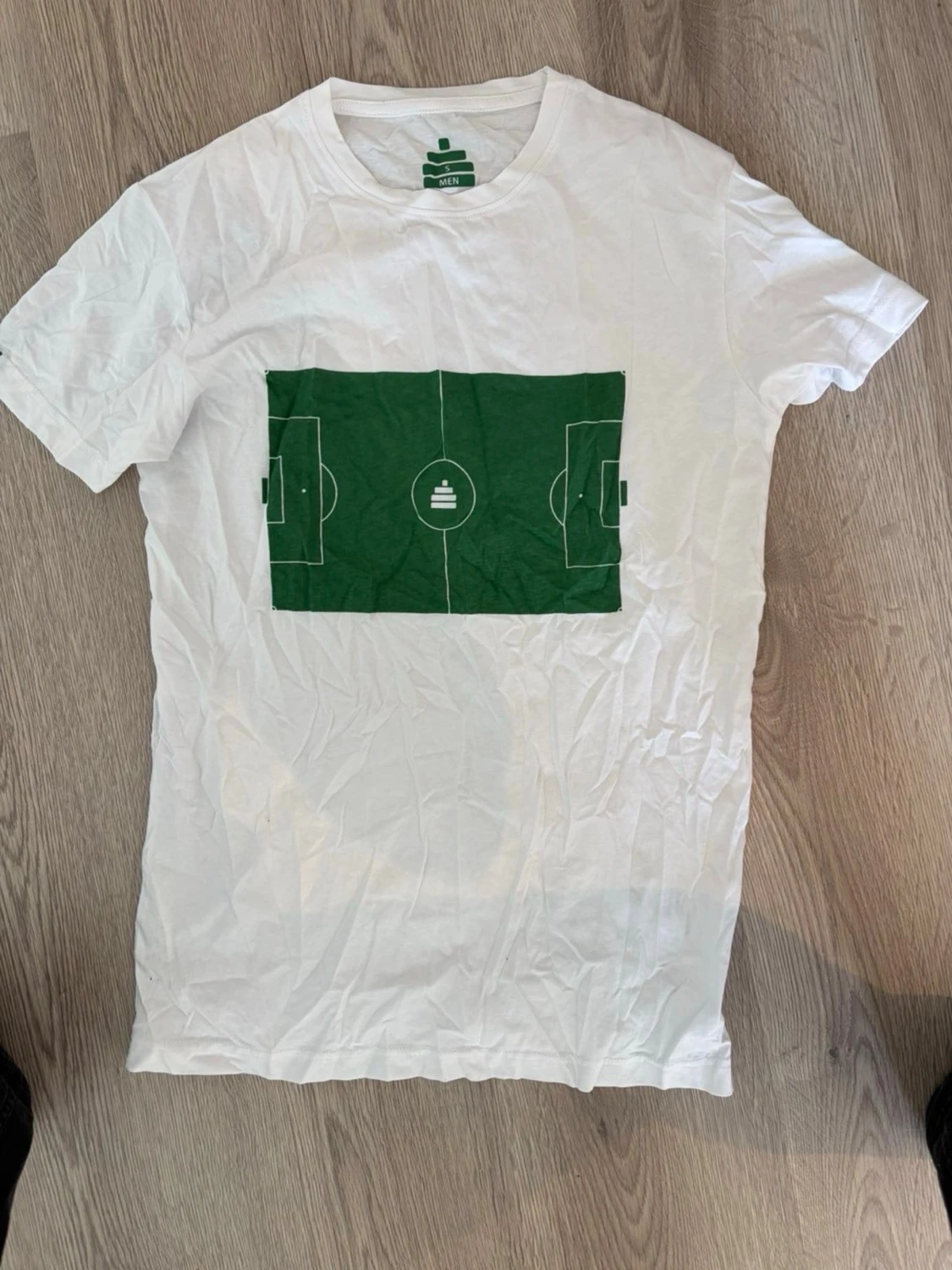 Vit t-shirt med grön fotbollsplan - 4