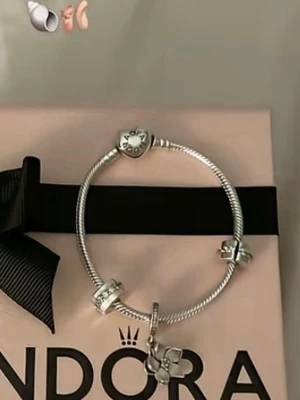 Pandora armband i silver - Silver Pandora armband. Det är ett klassiskt silverfärgat Pandora-armband med hjärtformad lås (ingen charm det är bara knapp bild). Armbandet är perfekta för att samla och visa dina favoritberlocker. Passar till både vardag och fest. Helt ny aldrig använt, råka beställa fel storlek och hann ej skicka tbx innan retur datumet. Skickas med i den originala förpackningen. Storlek 19. Köptes för 799kr 