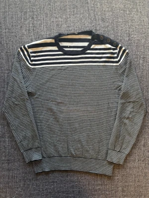 French connection tröja ~ vintage  - French Connection tröja marinblå/vit randig | st M | Snygg randig tröja i marinblå och vit färg. Sällsynt och eftertraktad vintage modell som produceras ej längre och går knappt att få tag på. Vintage 2000’s modell. Perfekt nu till sensommaren/hösten 🏄 Kan även gå ner lite i pris vid snabb affär!