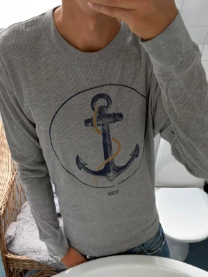 Levi’s Waffle Knit Longsleeve ~ Vintage - Vintage Levi’s Waffle Knit Longsleeve | Storlek: Uppskattad storlek M | Passform: Normal Fit | Unik och sällsynt modell | Färg: Grå | Skick: 9/10 Inga defekter | Pris ej hugget i sten! 🏄‍♂️☀️