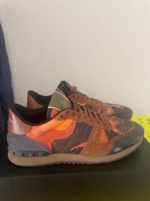 Valentino rockrunner  - Valentino rockrunner| Valentino | skick 5/10 | en del tecken på användning| og medkommer ej| Priset är ej satt|