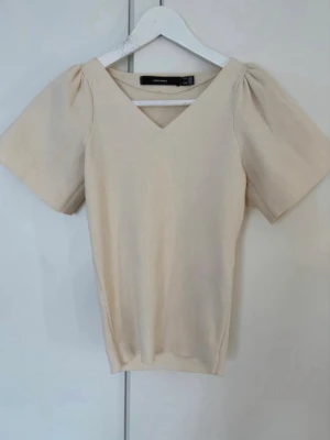 Stickad topp med volangärm - Säljer en jättefin tunn stickad topp från Vero Moda i storlek S. Tröjan har en tajt passform med en söt volangärm. Den är endast använd vid ett tillfälle, så därför som ny.