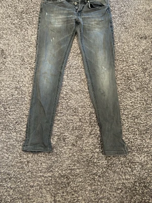 Gråa skinny jeans med slitningar - Säljer ett par gråa jeams från dondup med lätt slitna detaljer. Riktigt snygga! Hör av er vid frågor! 