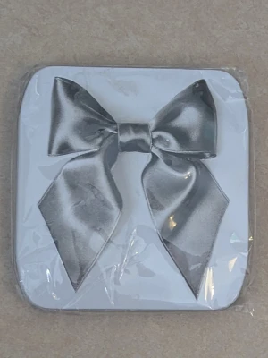 Ask för förvaring av bindor och trosskydd  - Asken är troligen av metall eller plåt. Asken är nyskick. Asken ligger i en obruten plastförpackning. Perfekt att ha i väskan.
