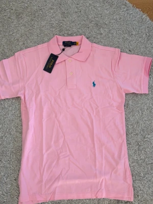 Ralph Lauren rosa piké  - Mycket fin Ralph Lauren rosa piké. Helt oanvänd. Bra material. Storlek M