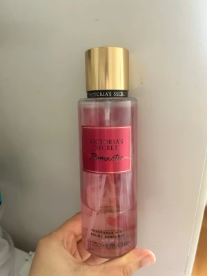 Victoria's Secret Romantic mist - Fräsch body mist från Victoria's Secret i doften Romantic. Den är väl använd men luktar fortfarande gott och har även en bra mängd kvar. Skriv vid frågor och pris går att diskutera💗