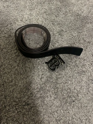 Burberry bälte med beige och svart färg leyar efter byte eller säljer - Svart o beige bälte burberry säljer eller byter